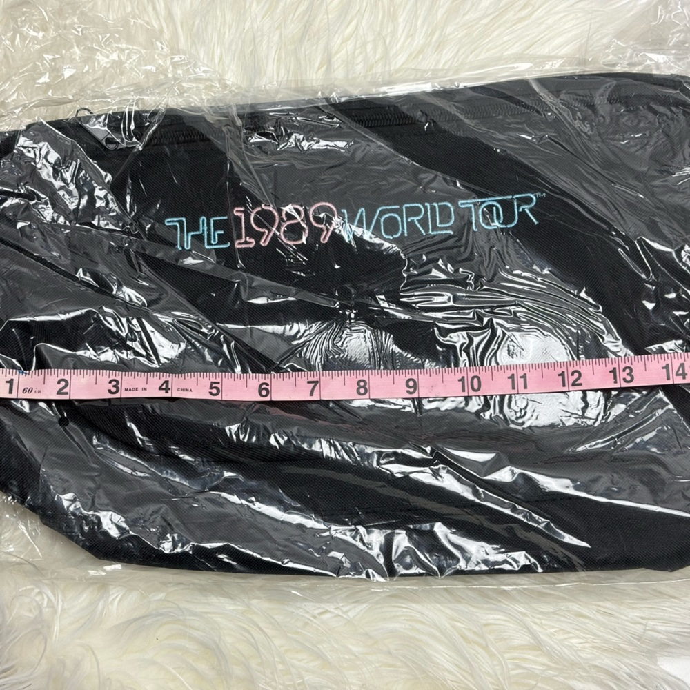 Taylor Swift Black messenger tote from the 1989 world tour VIP pack